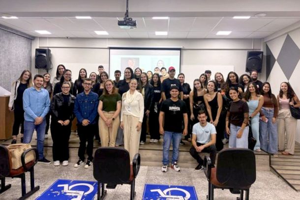 Acad&ecirc;micos de Umuarama e regi&atilde;o em um momento de atualiza&ccedil;&atilde;o cient&iacute;fica e aprofundamento profissional