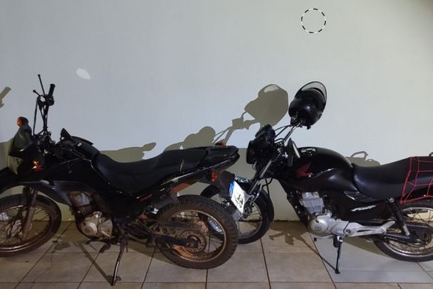 As motocicletas envolvidas, uma Honda CG 150 Fan ESI 2010 e uma Honda NXR 160 Bros 2017, foram apreendidas 