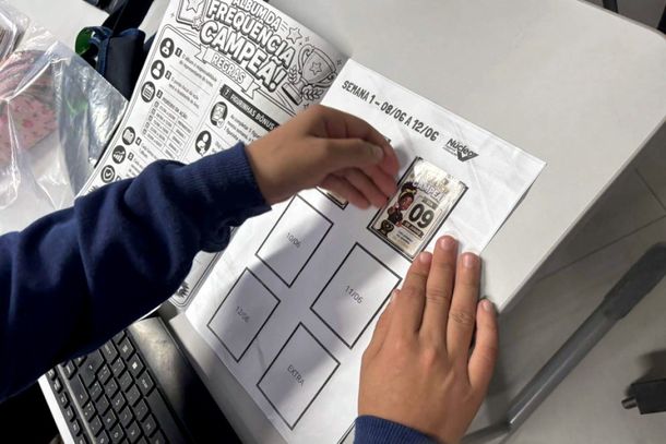 A distribui&ccedil;&atilde;o de figurinhas pela gest&atilde;o escolar depende da frequ&ecirc;ncia semanal dos estudantes
