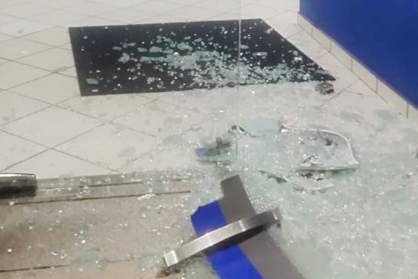 Porta de vidro estilha&ccedil;ada no in&iacute;cio da madrugada desta quinta
