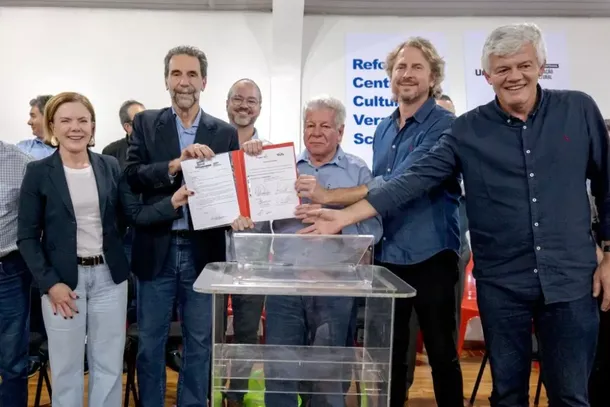 Termo assinado por lideran&ccedil;as garante substitui&ccedil;&atilde;o de teto, novas poltronas e tecnologia c&ecirc;nica de ponta para o palco umuaramense