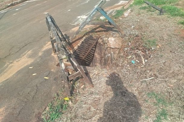 Moradores do distrito de Umuarama cobram manuten&ccedil;&atilde;o urgente da prefeitura no cruzamento das ruas S&atilde;o Manoel e Santo Ant&ocirc;nio