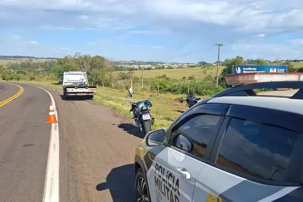 Com a perda de controle, a moto saiu da pista em dire&ccedil;&atilde;o &agrave; margem esquerda da rodovia, o que provocou a queda do piloto