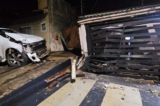 Autom&oacute;vel atingiu em cheio o port&atilde;o de uma resid&ecirc;ncia