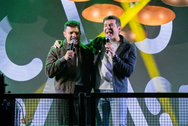 Dupla embalou os f&atilde;s com uma s&eacute;rie de sucessos consagrados