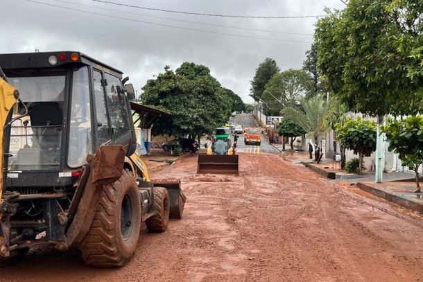 Equipes da prefeitura trabalharam intensamente para a desobstru&ccedil;&atilde;o de algumas vias
