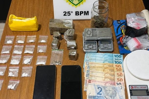 PM apreendeu drogas prontas para comercializa&ccedil;&atilde;o, balan&ccedil;as e dinheiro