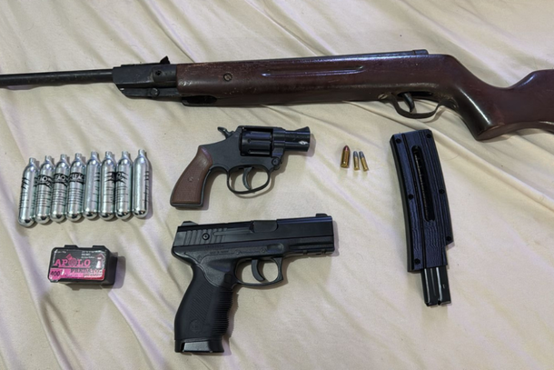 Segundo a pol&iacute;cia, ele utilizava redes sociais para intimidar a v&iacute;tima, enviando imagens de armas de fogo