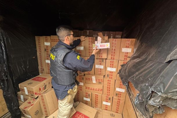 Diante do flagrante de contrabando, o caminh&atilde;o e toda a carga foram apreendidos e encaminhados &agrave; Receita Federal em Gua&iacute;ra