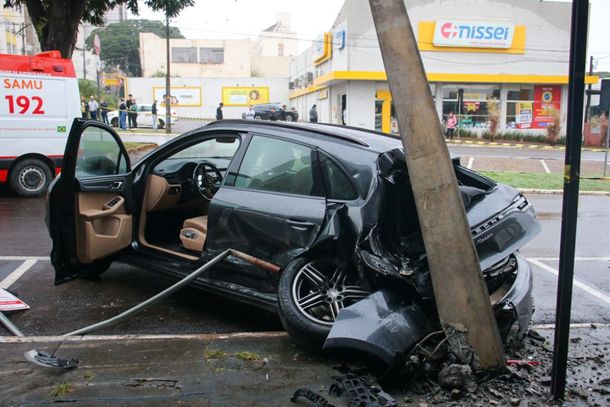 No banco traseiro estavam duas crian&ccedil;as, uma de 5 anos e outra de 9 meses, ambas em cadeirinhas de seguran&ccedil;a