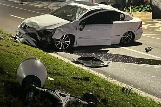 Ocorr&ecirc;ncia envolvendo Vectra e Siena derrubou estrutura met&aacute;lica e placa de sinaliza&ccedil;&atilde;o na jun&ccedil;&atilde;o das avenidas Paran&aacute; e Apucarana