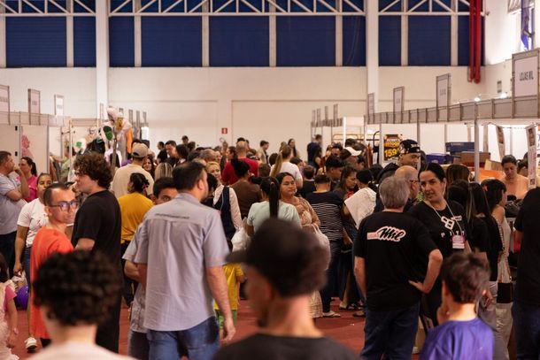 Feira ponta de estoque organizada pela Aciu Mulher reuniu mais de 100 empresas no Centro de Eventos, gerando alto volume de vendas
