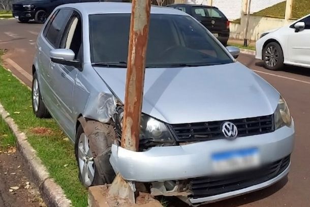Batida resultou em danos consider&aacute;veis na parte frontal do autom&oacute;vel