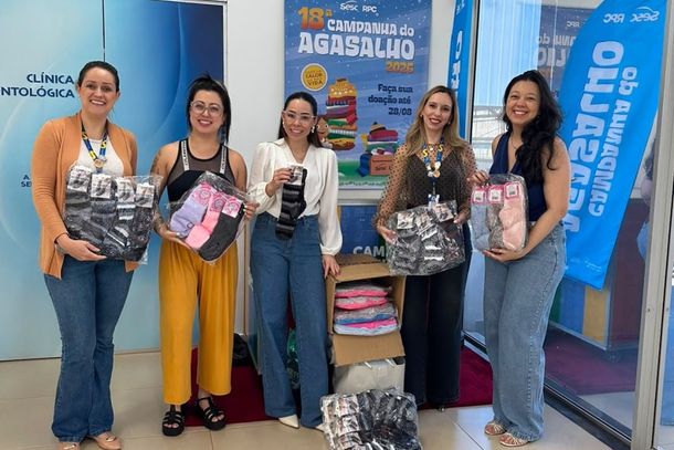 Jovens empres&aacute;rios da Aciu entregam 170 pares de meias novas para a Campanha do Agasalho