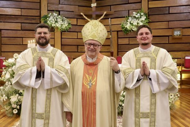 Rodrigo da Silva Oliveira e Jo&atilde;o Vitor Piovezan Junior foram ordenados di&aacute;conos pelo bispo diocesano, Dom Frei Jo&atilde;o Mamede Filho