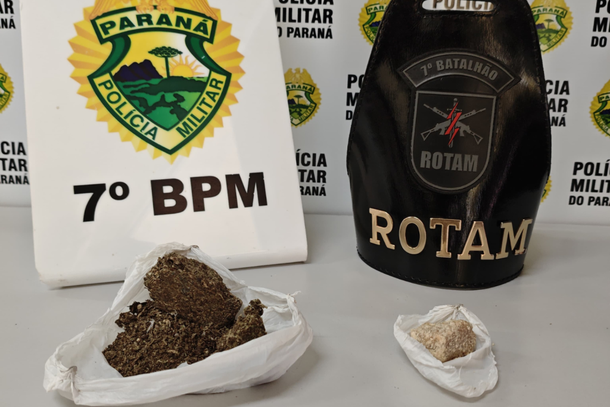 Um dos indiv&iacute;duos assumiu a posse da maconha, enquanto o outro declarou ser respons&aacute;vel pelo crack