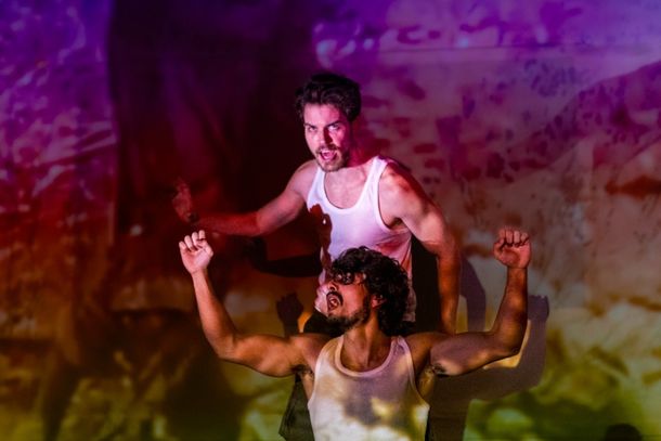 Luiz Guarnieri (ao fundo) e Gon&ccedil;alo Andr&eacute; em cena de &lsquo;O olho perdido de Cam&otilde;es&rsquo;