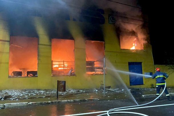 Ocorr&ecirc;ncia mobilizou bombeiros e equipes da Defesa Civil e Copel 