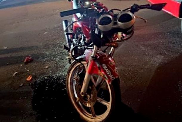 Moto Honda CG vermelha envolvida na violenta colis&atilde;o