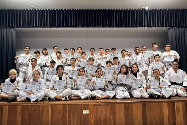 Durante a solenidade, os participantes receberam as gradua&ccedil;&otilde;es de Faixa Branca Ponta Cinza e Faixa Cinza