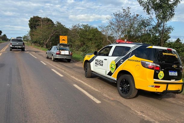 Durante a revista, policiais localizaram 225 pacotes de cigarros estrangeiros escondidos no porta-malas e banco traseiro do ve&iacute;culo