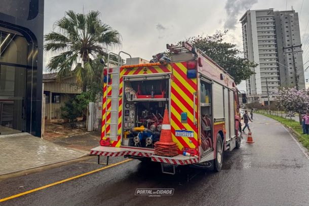 As chamas foram rapidamente controladas pela equipe dos bombeiros, evitando que o fogo se espalhasse