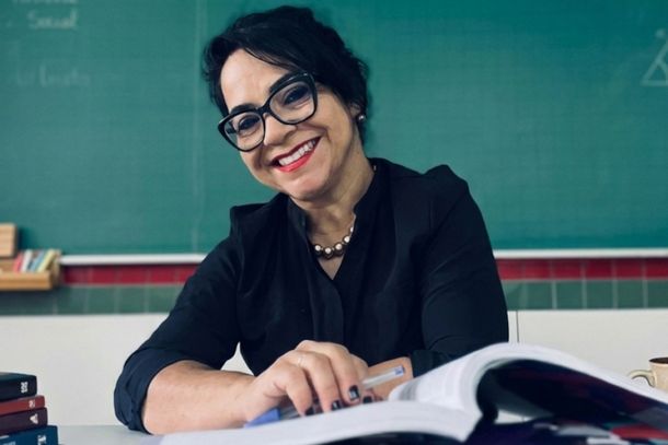 Segundo a docente, o ambiente escolar n&atilde;o deve ser um espa&ccedil;o indiferente a aspectos sociais, mas sim um territ&oacute;rio de debates, de reflex&otilde;es 
