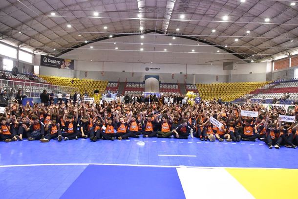 Cada um dos alunos beneficiados recebeu um conjunto composto por mochila, par de t&ecirc;nis, mei&atilde;o, shorts, camiseta e agasalho de moletom