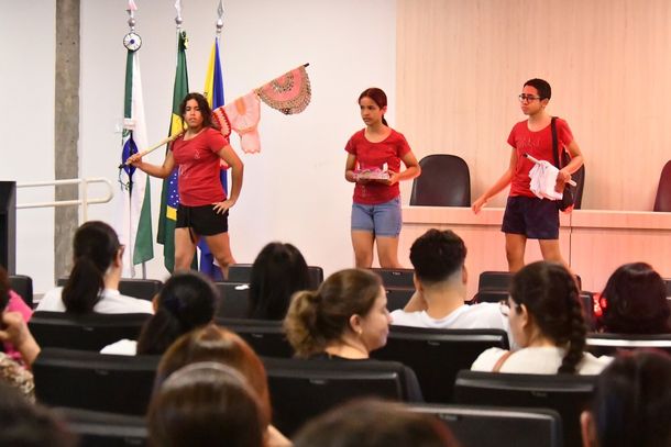 A programa&ccedil;&atilde;o contou com uma apresenta&ccedil;&atilde;o do grupo de teatro do Ceju, abordando a tem&aacute;tica do trabalho infantil de forma art&iacute;stica e reflexiva