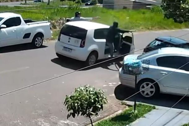 Alvo escapou correndo para os fundos de casa, mas disparos atingiram resid&ecirc;ncia e ve&iacute;culo de vizinho
