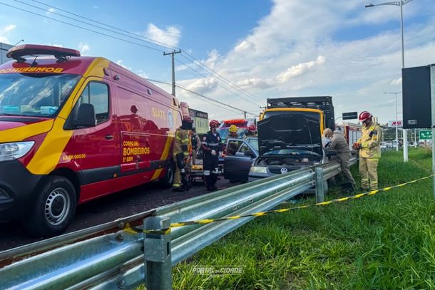 O motorista do Gol, de 71 anos, ficou enclausurado no ve&iacute;culo e precisou ser retirado pelas equipes do Corpo de Bombeiros