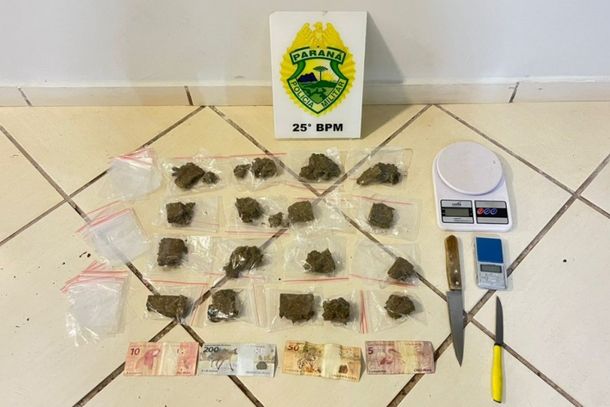 PM apreendeu por&ccedil;&otilde;es de maconha, balan&ccedil;as e dinheiro na casa do adolescente