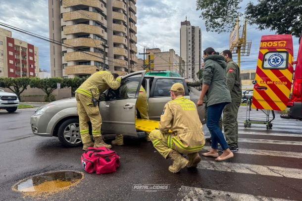 Com o impacto da batida, a condutora do Fiesta, de 52 anos, ficou presa no interior do ve&iacute;culo e precisou ser retirada por equipes do SIATE