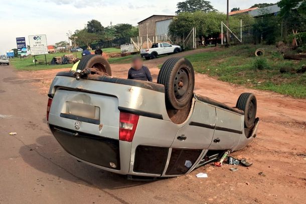 Ve&iacute;culo emplacado em P&eacute;rola  capotou e saiu da pista