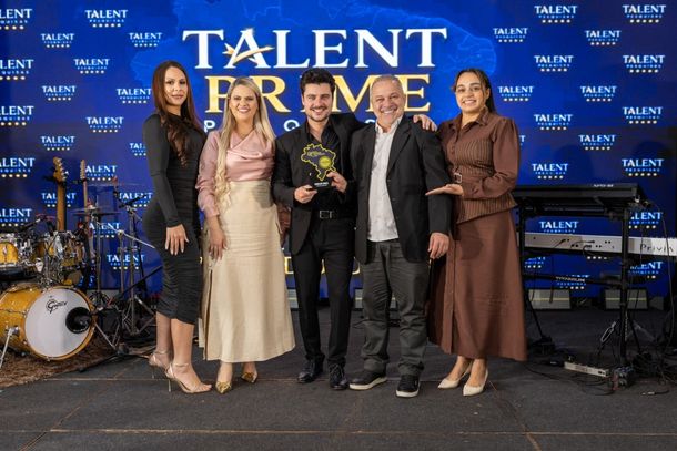A entrega dos trof&eacute;us foi conduzida pelo ator, diretor e cantor Guilherme Leicam, conhecido por trabalhos na televis&atilde;o nacional