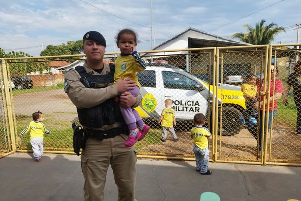 O soldado Pessoto durante visita ao CMEI Arco-&Iacute;ris