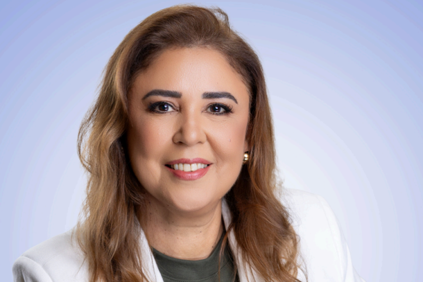 Adriana Pinto ingressou na UEM como professora tempor&aacute;ria em 1992 e possui um hist&oacute;rico de mais de tr&ecirc;s d&eacute;cadas de dedica&ccedil;&atilde;o &agrave; universidade 