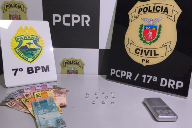 Tamb&eacute;m foram apreendidos R$ 245 em dinheiro e uma balan&ccedil;a de precis&atilde;o com resqu&iacute;cios de drogas