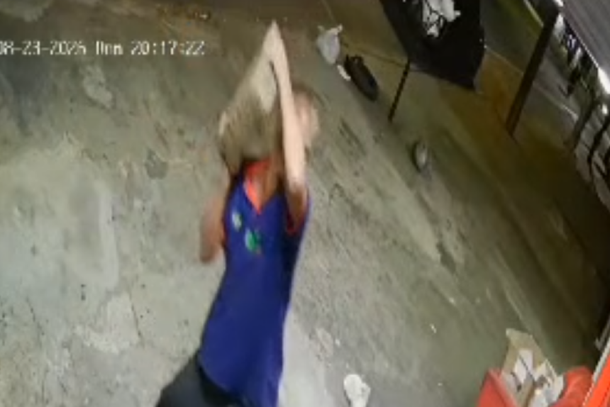 Equipe foi acionada via r&aacute;dio ap&oacute;s o suspeito ser flagrado tentando arrombar a porta de vidro do estabelecimento