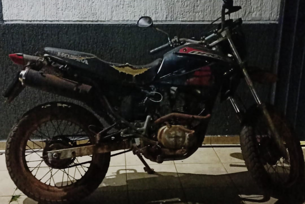 A motocicleta foi apreendida e encaminhada &agrave; Delegacia de Pol&iacute;cia Civil, onde foram adotados os procedimentos legais cab&iacute;veis