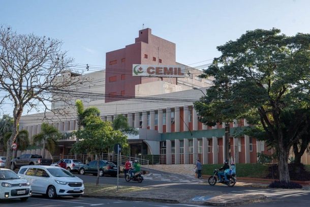 Os curr&iacute;culos podem ser encaminhados por email ou pessoalmente
