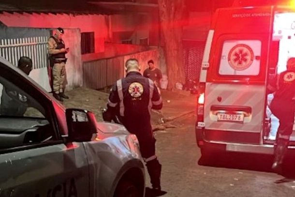 PMs e equipe do Samu na cena do crime: foco passa a ser a identifica&ccedil;&atilde;o dos autores