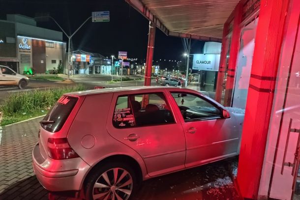 O propriet&aacute;rio do ve&iacute;culo relatou que sua namorada, de 22 anos, conduzia o autom&oacute;vel e teria perdido o controle da dire&ccedil;&atilde;o enquanto tentava estacionar