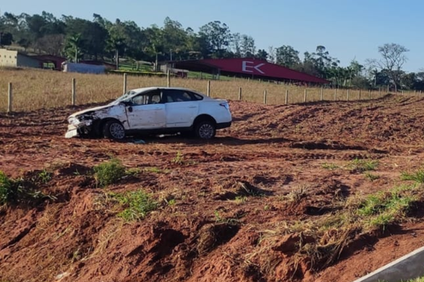O carro saiu da pista, passou pelo acostamento e entrou em um terreno &agrave;s margens da rodovia, onde capotou