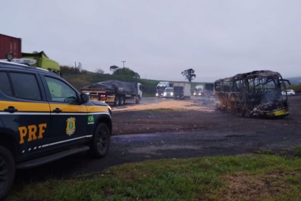 Ap&oacute;s a colis&atilde;o, o &ocirc;nibus pegou fogo e ficou praticamente destru&iacute;do pelas chamas