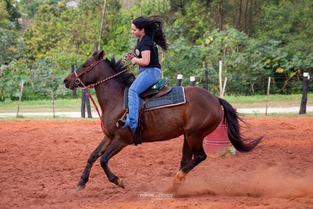 V&iacute;nculo total: nos treinos, al&eacute;m da disciplina, salta aos olhos a conex&atilde;o com a montaria