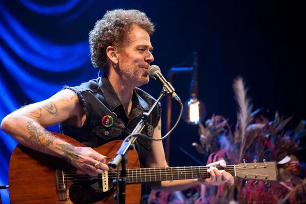 Nando percorre o Brasil e o exterior com a turn&ecirc; 'Voz e Viol&atilde;o'