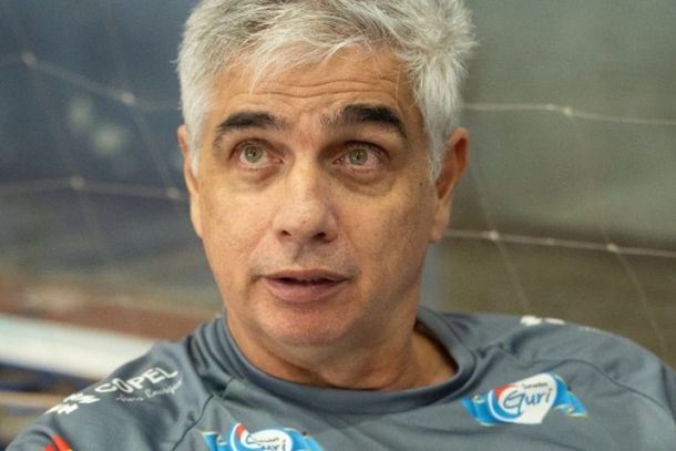 Paulinho est&aacute; de volta &agrave; rotina e acompanha os treinos da equipe no Am&aacute;rio