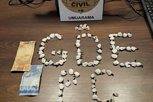 A a&ccedil;&atilde;o foi realizada ap&oacute;s a pol&iacute;cia receber den&uacute;ncias sobre a pr&aacute;tica de tr&aacute;fico de drogas em um im&oacute;vel da regi&atilde;o