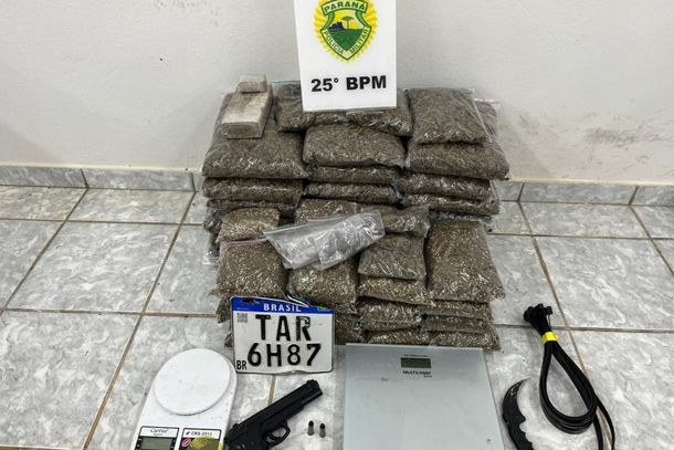 PM encontrou drogas, placa e at&eacute; um simulacro de pistola na propriedade